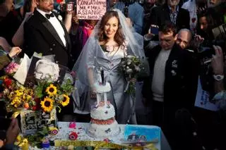 Assange contrae matrimonio en la cárcel con la abogada Stella Moris