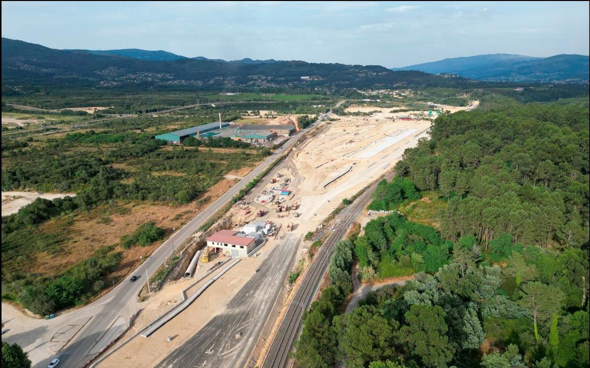Vista aérea del apartadero ferroviario y la Plisan este domingo