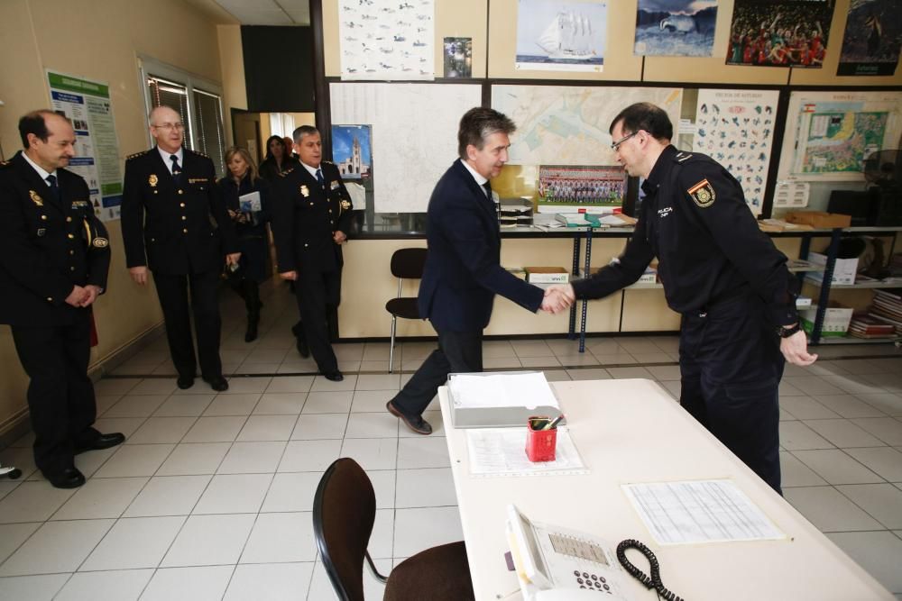 Visita del director general de la Policía, Gabino de Lorenzo y el Jefe Superior de la Policía de Asturias a la comisaría de Policía Nacional de Avilés