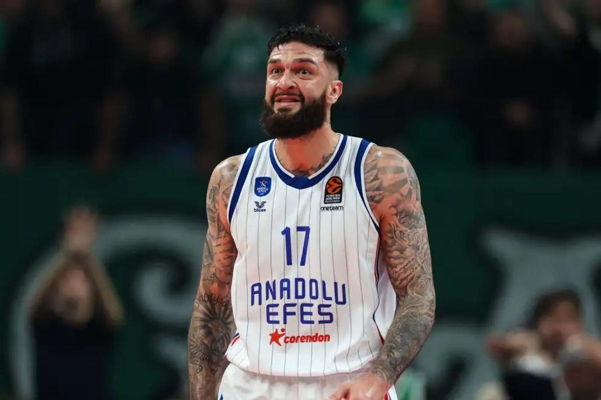 El pívot titular del Anadolu Efes no se le espera en los primeros meses de competición en la Euroliga