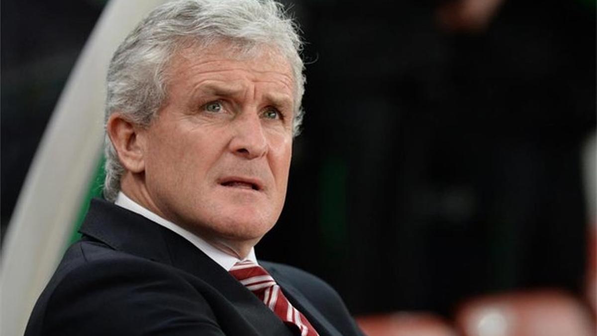 Mark Hughes seguirá al frente del Stoke City