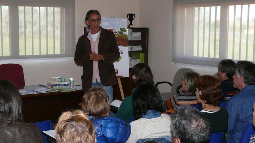 Óscar García durante la conferencia sobre homeopatía.