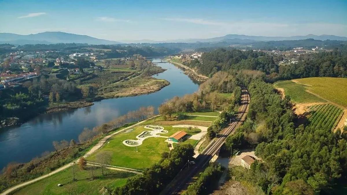 Vista aérea de las termas sobre uno de los ríos más reconocidos de Galicia.