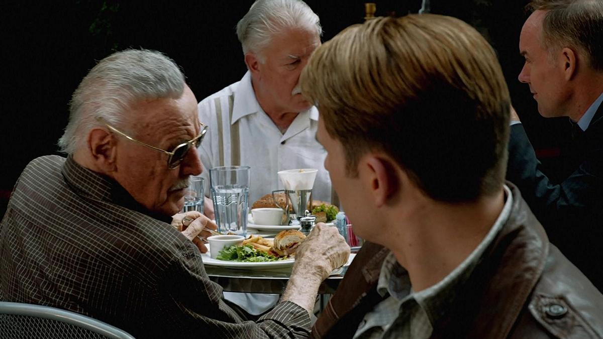 Stan Lee y Chris Evans en 'Los Vengadores'