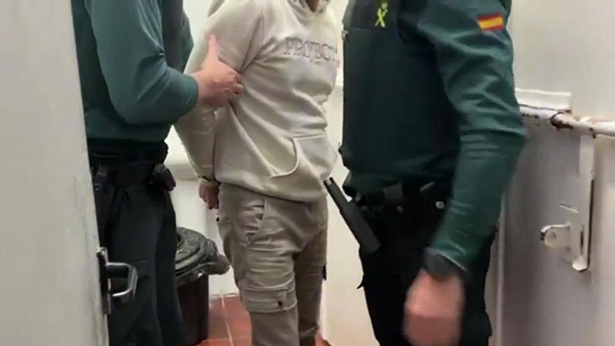 El detenido por el crimen de Rocío en el momento que los agentes de la Guardia Civil le conducen desde el calabozo donde ha pasado las últimas dos noches hasta el furgón en el que fue conducido ante el juez en Benidorm.