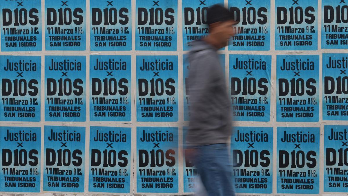 Fotografía de archivo en donde una persona camina frente a los tribunales de San Isidro, donde se lleva a cabo el juicio por la muerte de Diego Armando Maradona, en Buenos Aires