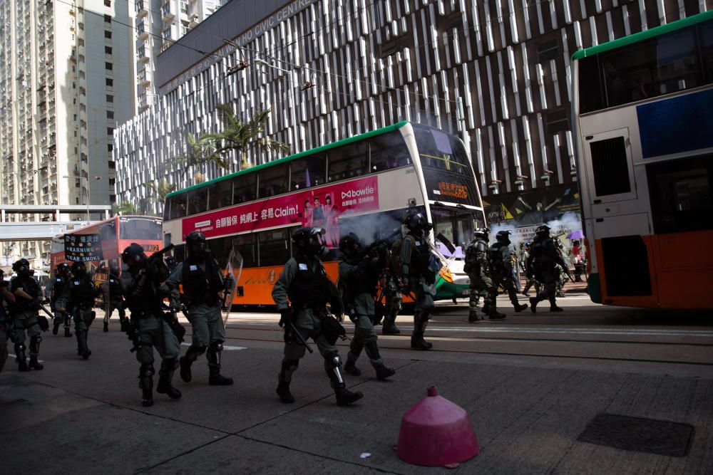 La violencia marcó este lunes una intensa jornada de huelga convocada por el movimiento de protesta hongkonés.