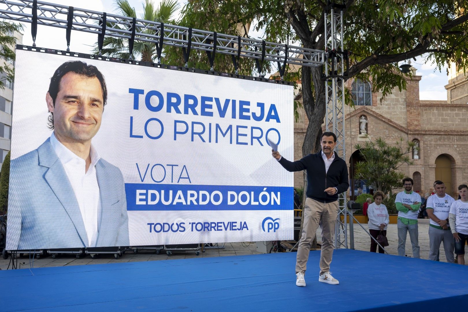 Mitin de arranque de campaña de Eduardo Dolón en la plaza de la Constitución de Torrevieja