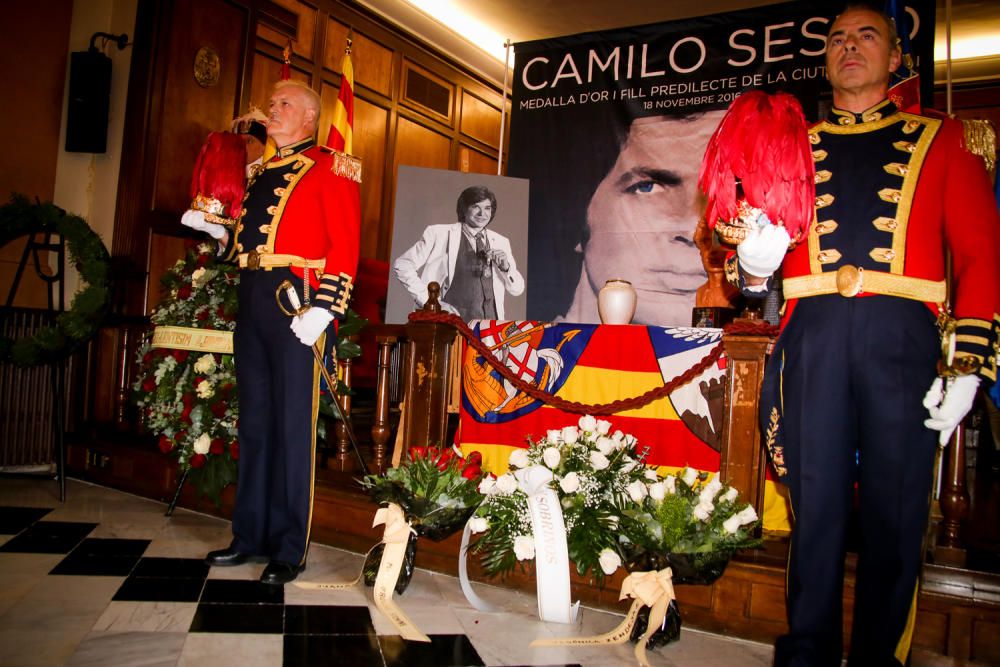 Cientos de personas pasan por delante de la urna con las cenizas del cantante para rendirle el último homenaje