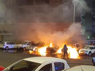 Un incendio nocturno afecta a cuatro coches en el Barrio del Perú: se investigan las causas