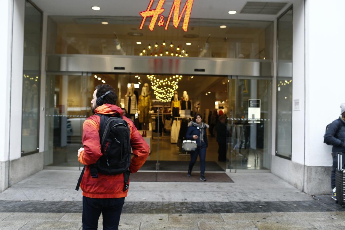 Archivo - Entrada a la tienda H&amp;M