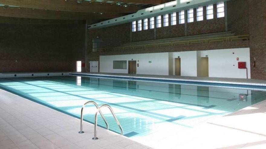 Vista de la piscina tras la reforma del pabellón polideportivo de la antigua ETEA. // Ricardo Grobas