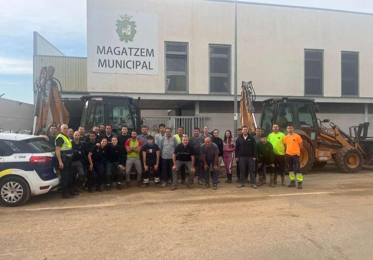 Tres retroexcavadoras, un camión, un películo policial salen de la Vall d'Uixó.