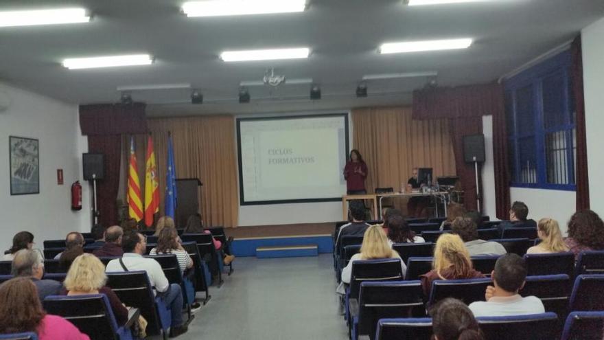 Los padres, durante la reunión con los profesores del IES Libertas el pasado miércoles