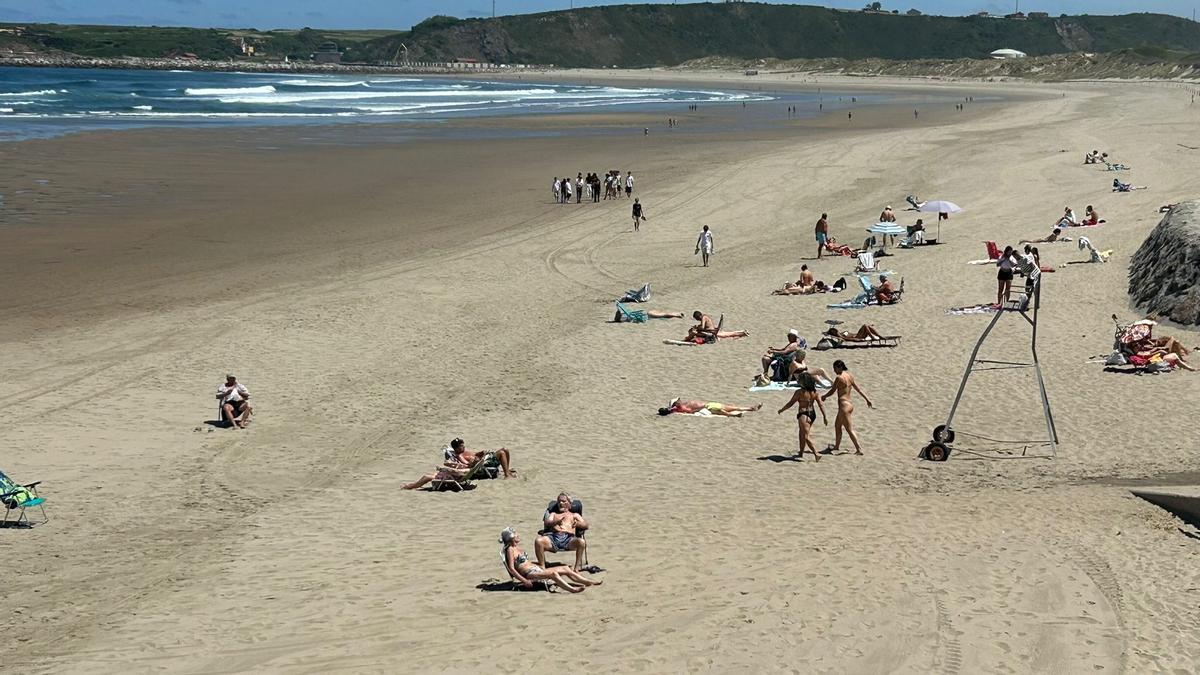 EN IMÁGENES: Las playas de Castrillón recibena a los primeros socorristas del verano EN IMÁGENES: Las playas de Castrillón recibena a los primeros socorristas del verano
