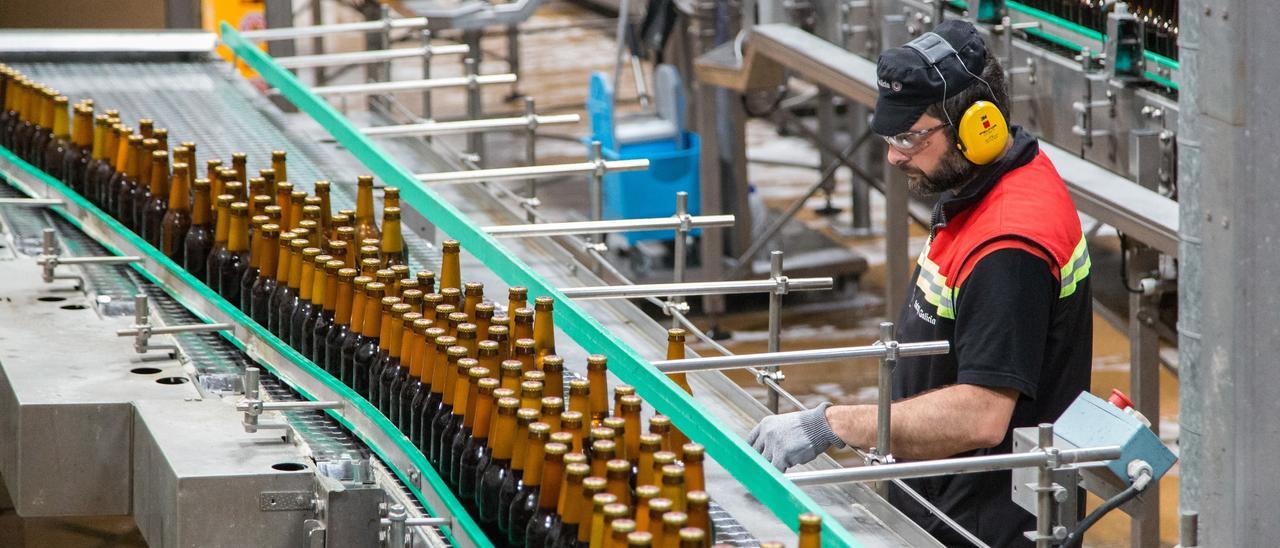 Un operario en una fábrica.