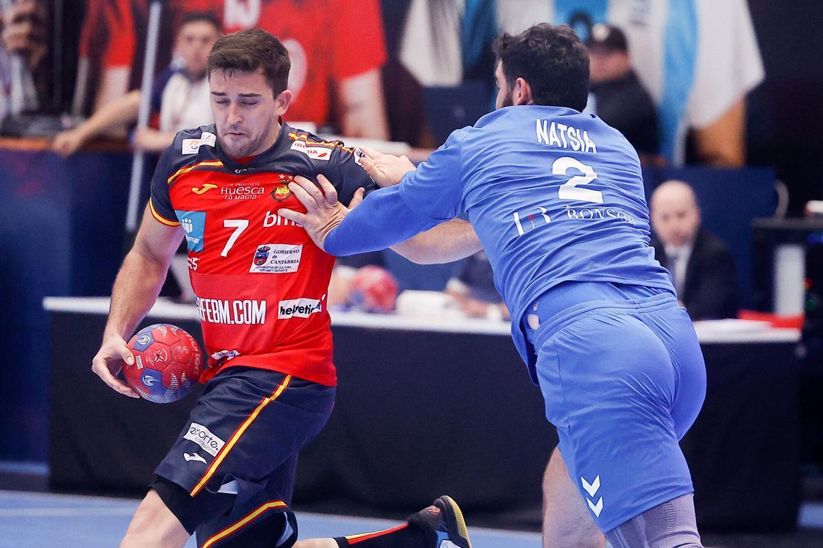 AME1929. BUENOS AIRES (ARGENTINA), 14/05/2026.- Jan Gurri (i) de España disputa un balón con Snir Nastia de Israel este jueves, en un partido clasificatorio para el Mundial 2027 en el estadio La Casa del Handball Argentino, en Buenos Aires (Argentina). EFE/ Juan Ignacio Roncoroni