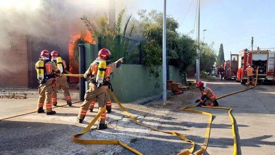 Bomberos durante la extinción de las llamas.