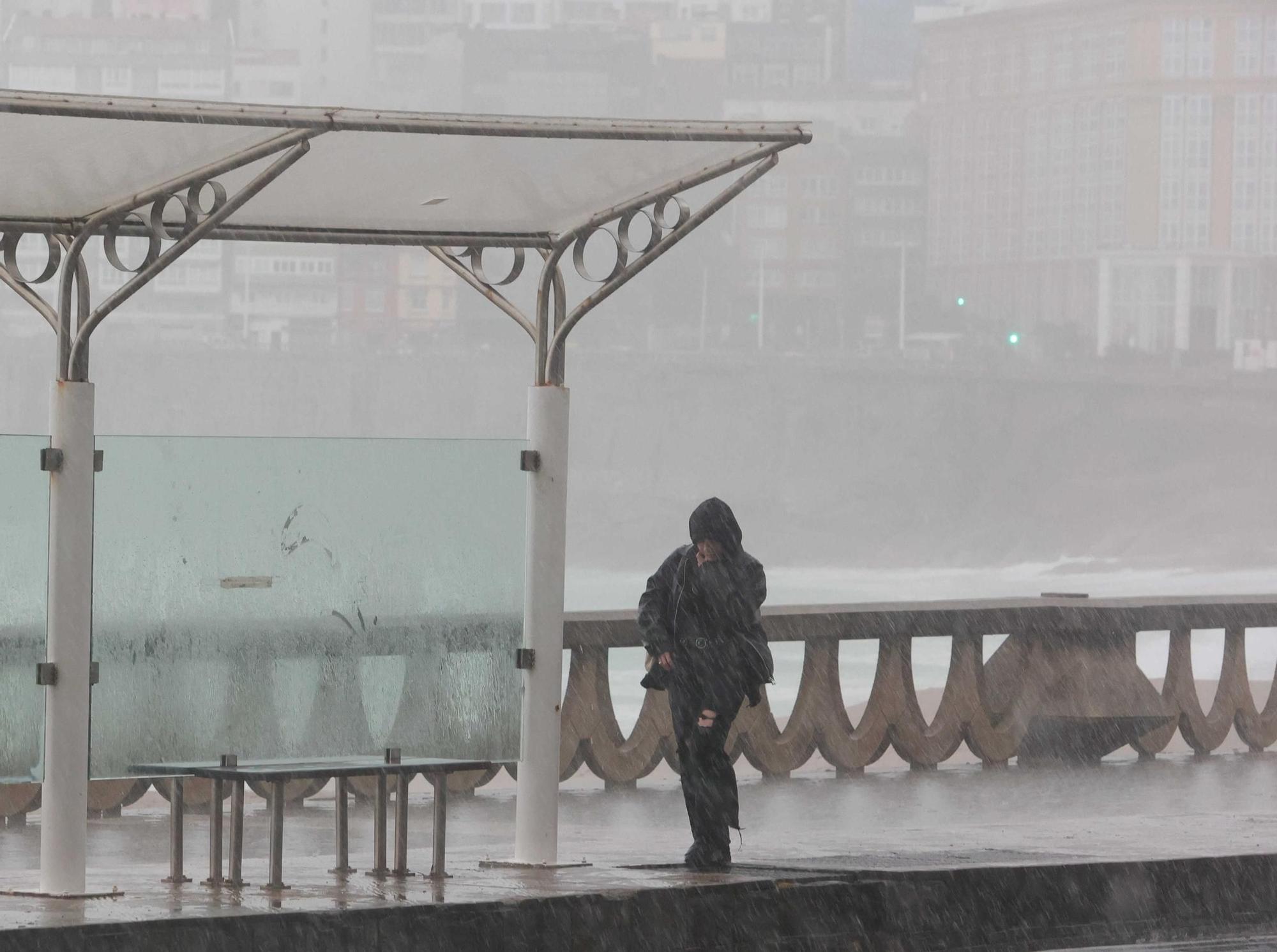 La lluvia no cesa y complica el tráfico en A Coruña