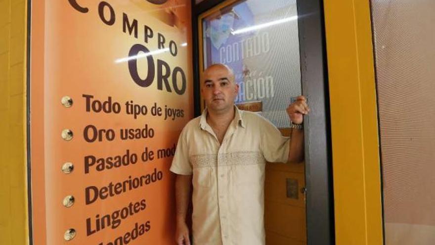 Antonio Luna a las puertas de su establecimiento de compraventa El Rey del Oro.  // R. Grobas