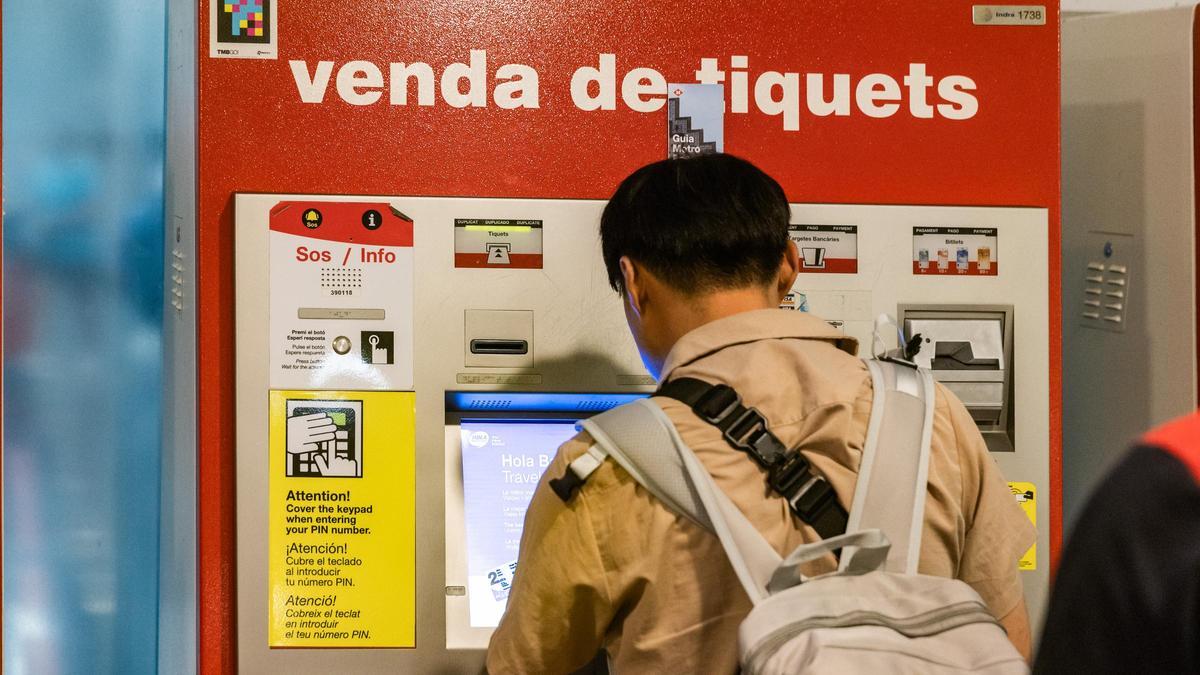 Carteles 'antihurtos' en el metro de Barcelona.