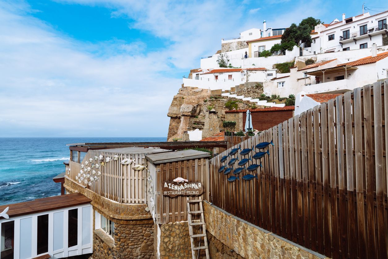 Descubra la impresionante belleza de Azenhas do Mar, un paraíso costero en Portugal.