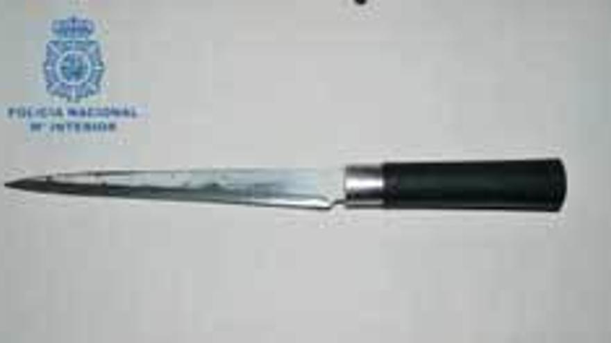 El cuchillo empleado por el hombre en los atracos.