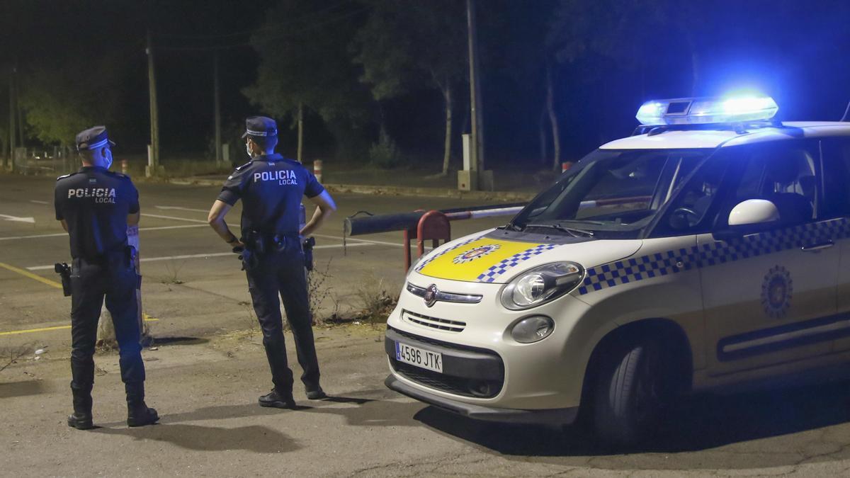 Una patrulla de la Policía Local de Cáceres en un control nocturno.