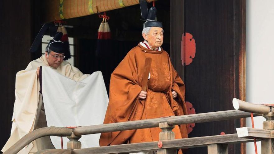 El emperador Akihito durante un ritual.