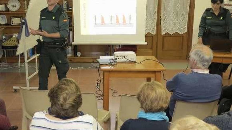 Una charla de la Guardia Civil a personas de la tercera edad. // Muñiz