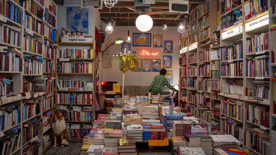 Interior de la llibreria On The Road, a Barcelona. | SANDRA ROMAN