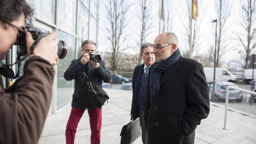 El exalcalde Francisco Rodríguez, entrando a declarar esta mañana junto a su abogado, Jorge Temes