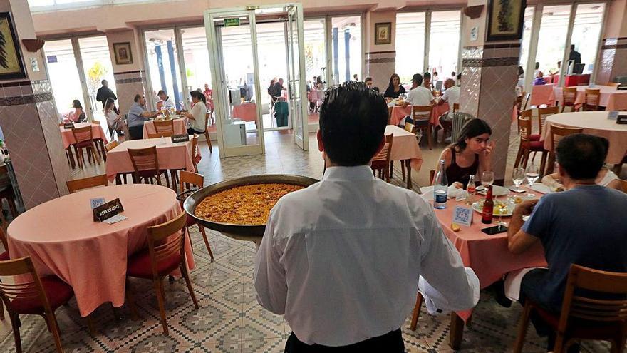 Foto del restaurante La Pepica, ubicado en la primera línea de playa.