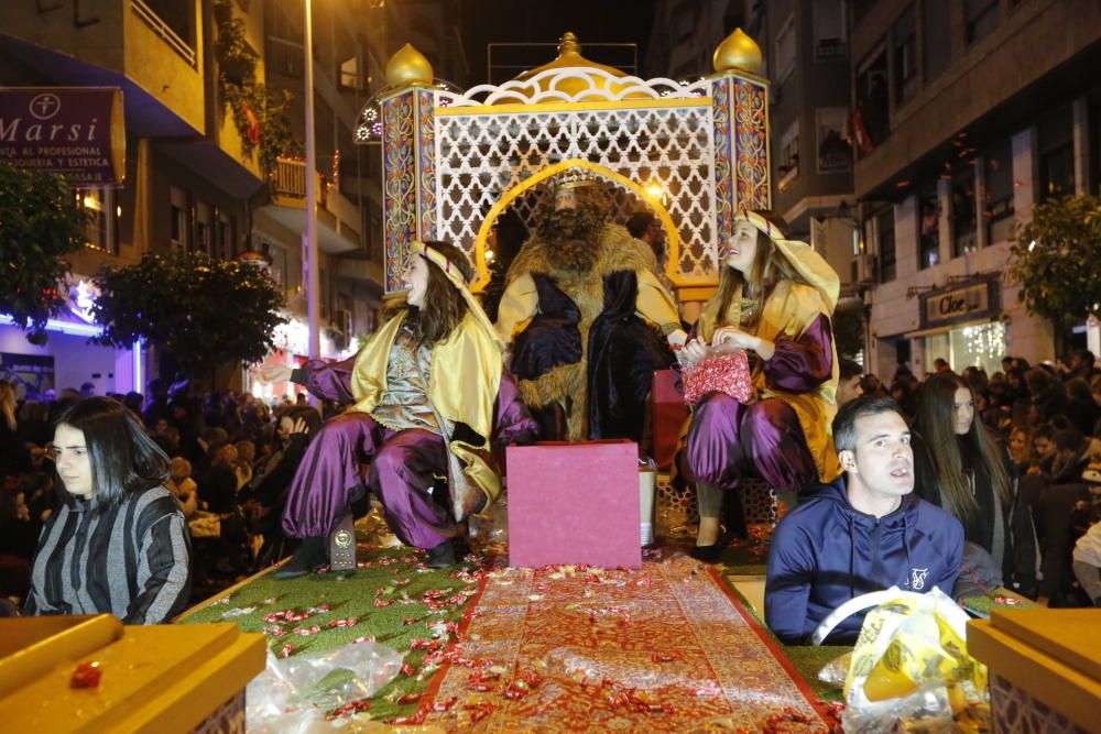 La cabalgata de los Reyes Magos en Elche ha recorrido el centro de la ciudad con 13 carrozas y más de 600 personas