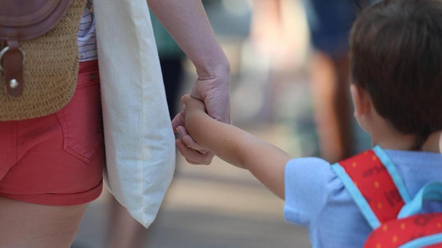 Una guagua escolar se lleva a cocheras a un niño de 4 años que se quedó dormido de camino al colegio