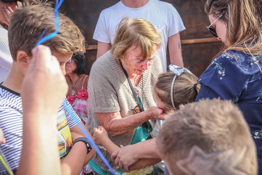 Vecinos de Orihuela Costa rinden homenaje al niño fallecido tras chocar con otro mientras jugaba