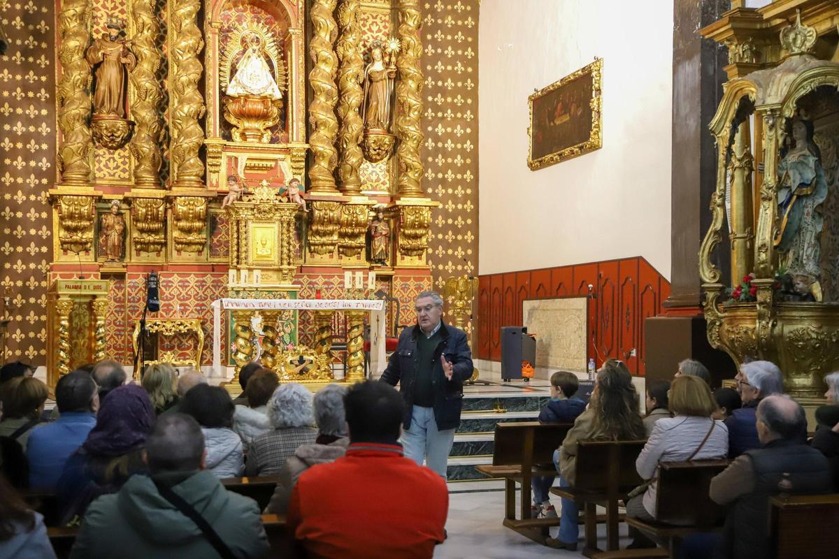 Marcos Pacheco durante la visita al Monasterio de Santa Ana, en la zona de la capilla.