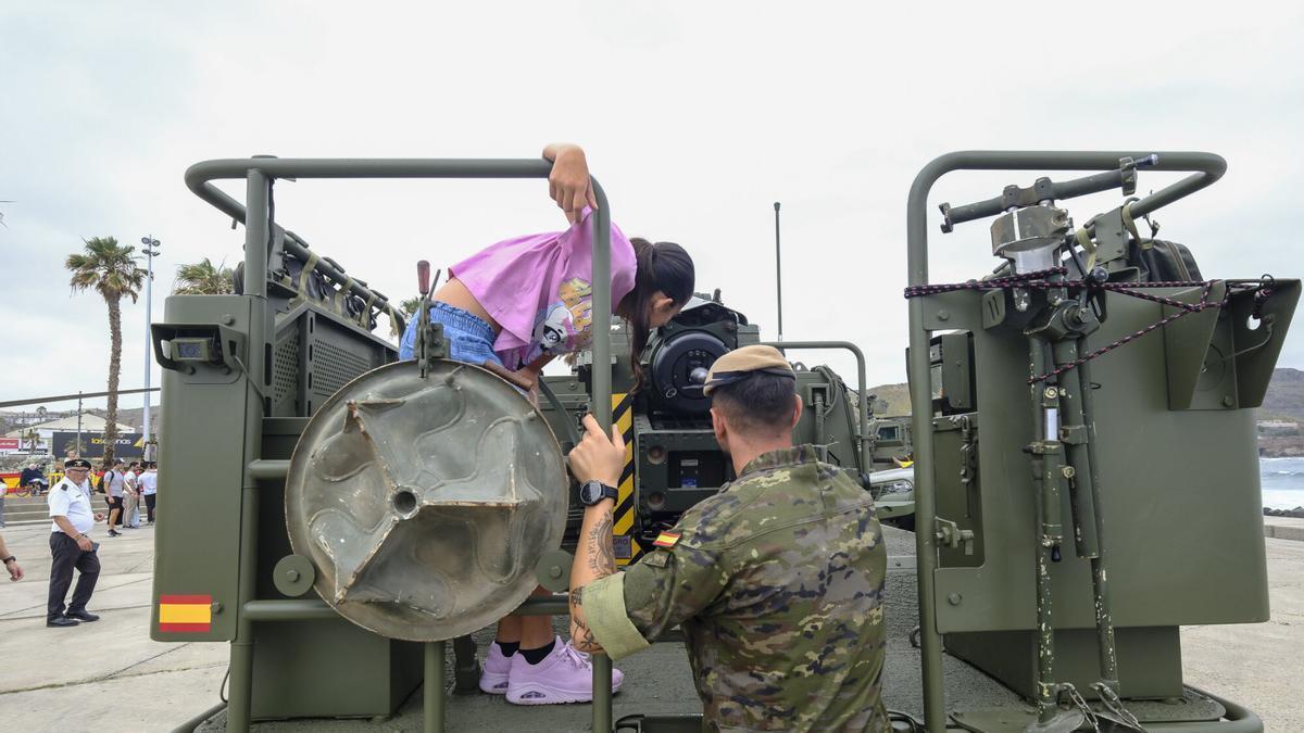Los ejércitos muestran sus capacidades en la Plaza Jerónimo Saavedra de Las Palmas de Gran Canaria durante el Día de las Fuerzas Armadas