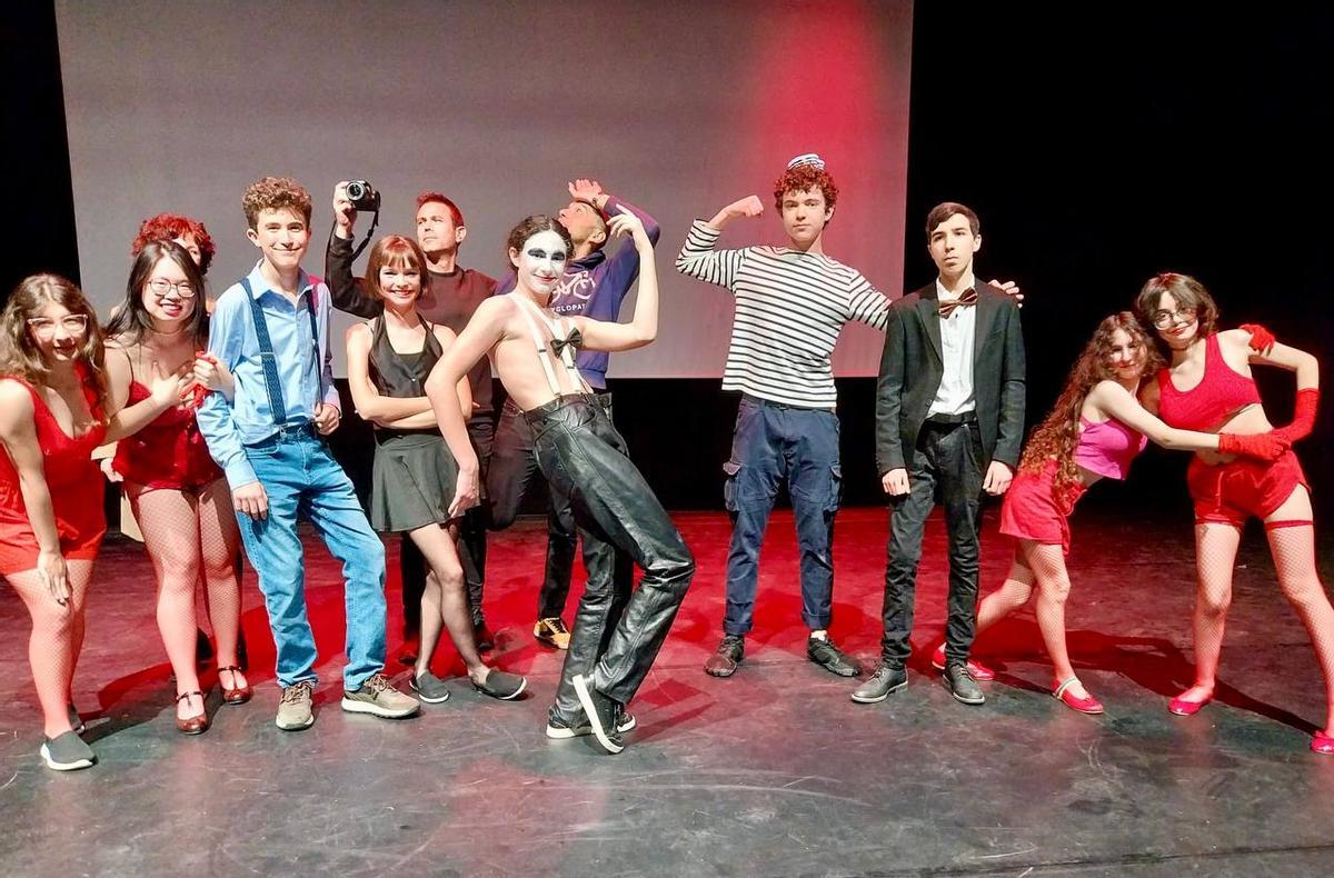 Alumnos caracterizados durante una de las representaciones de las Trobadas de Teatre Jove