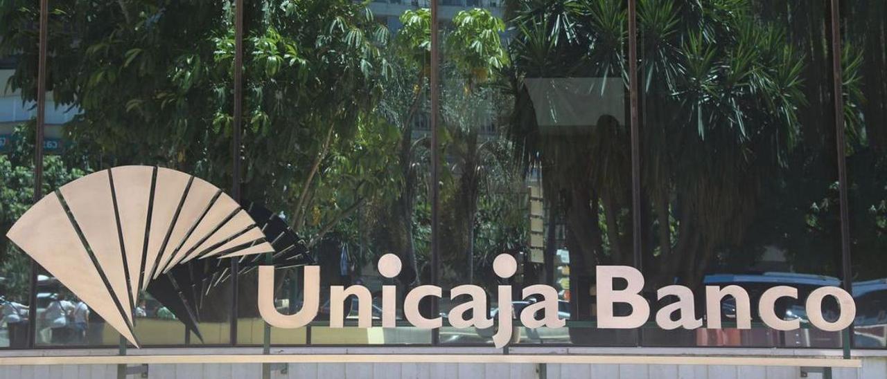 Imagen corporativa de Unicaja Banco en Málaga, sede de la entidad.