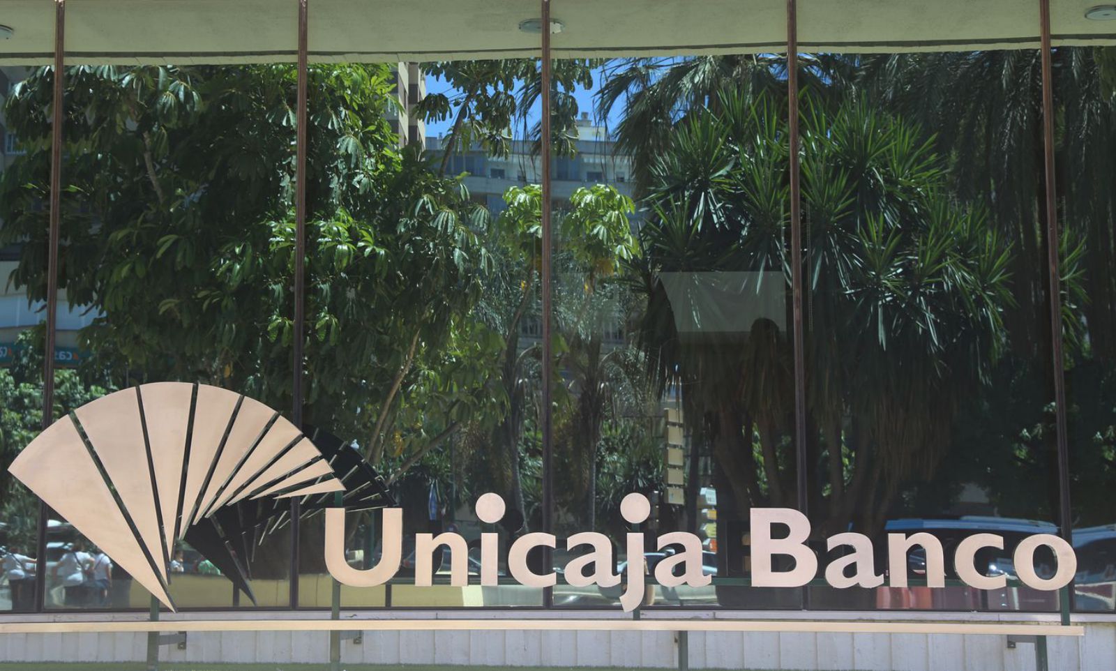 Imagen corporativa de Unicaja Banco en Málaga, sede de la entidad.