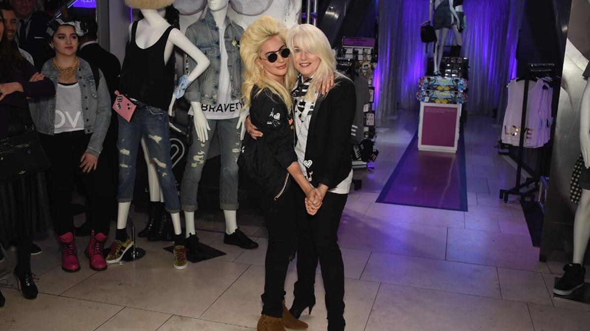 Lady Gaga junto a su madre Cynthia