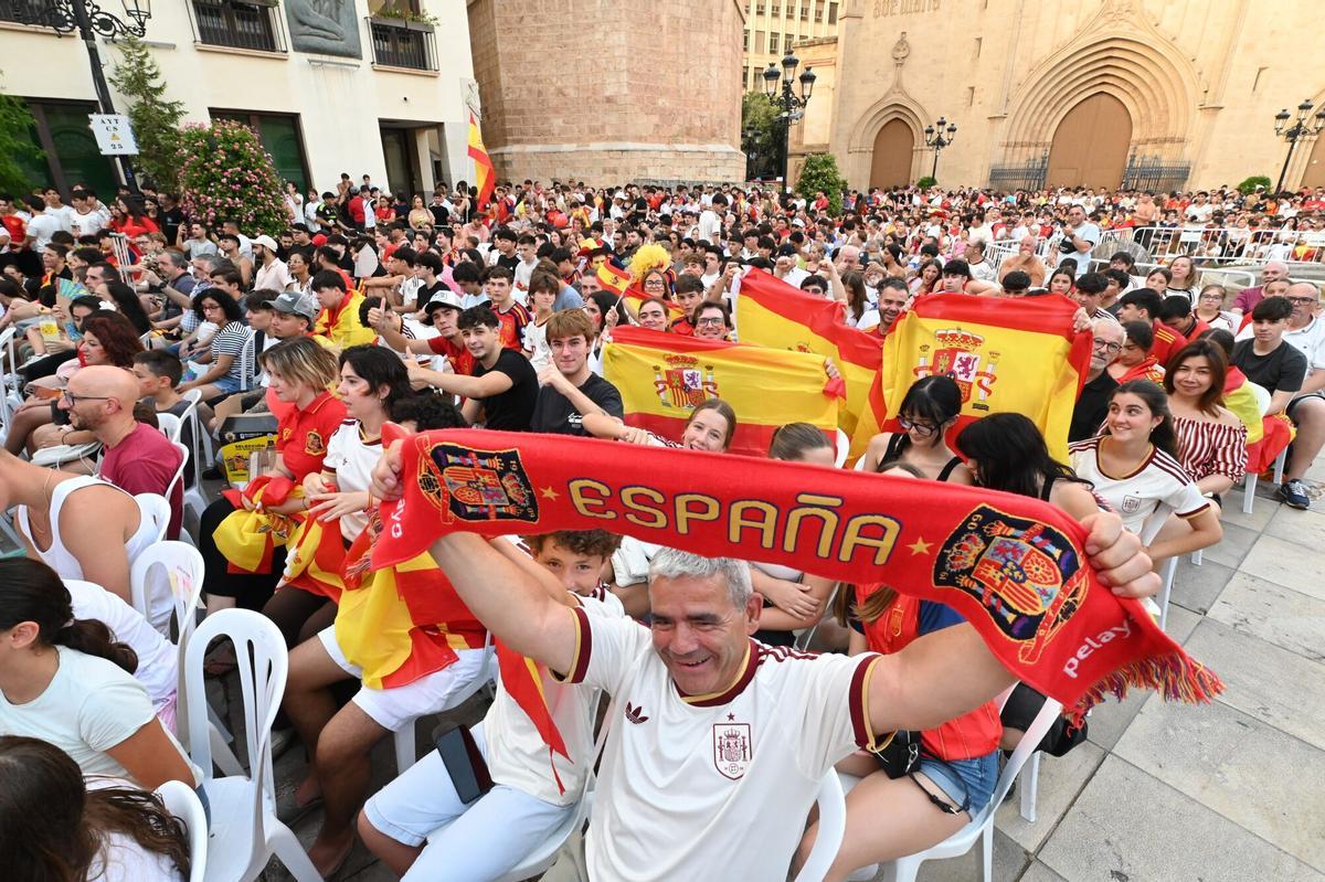 Los aficionados vibran desde la Plaza Mayor. Los aficionados vibran desde la Plaza Mayor.