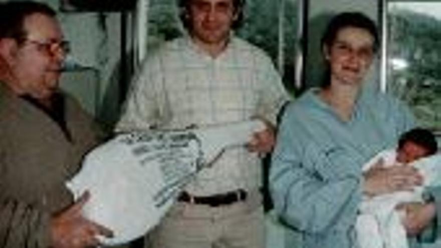 El primer niño del 2003 recibe su jamón