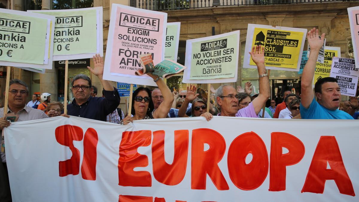 Protesta contra prácticas abusivas de la banca en Barcelona.