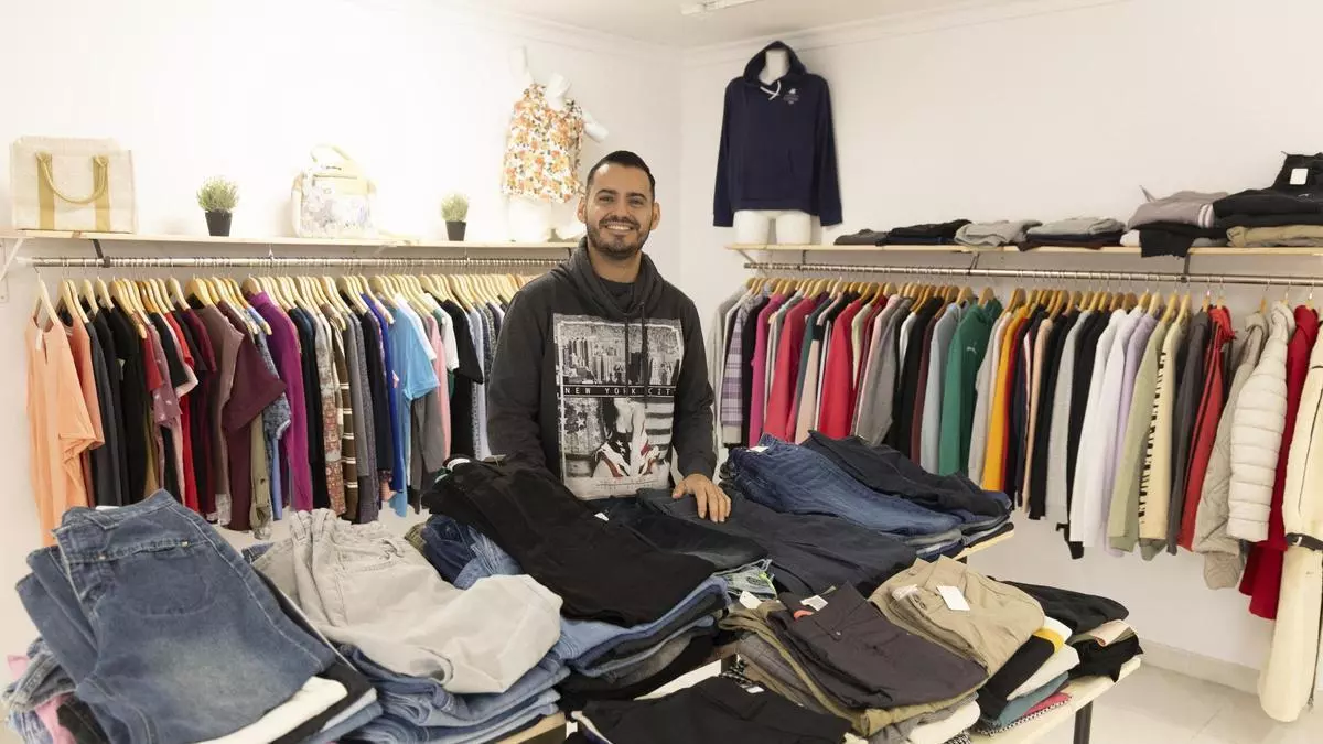 La primera tienda de ropa reutilizada insufla vida al antiguo pulmón comercial de Xàtiva