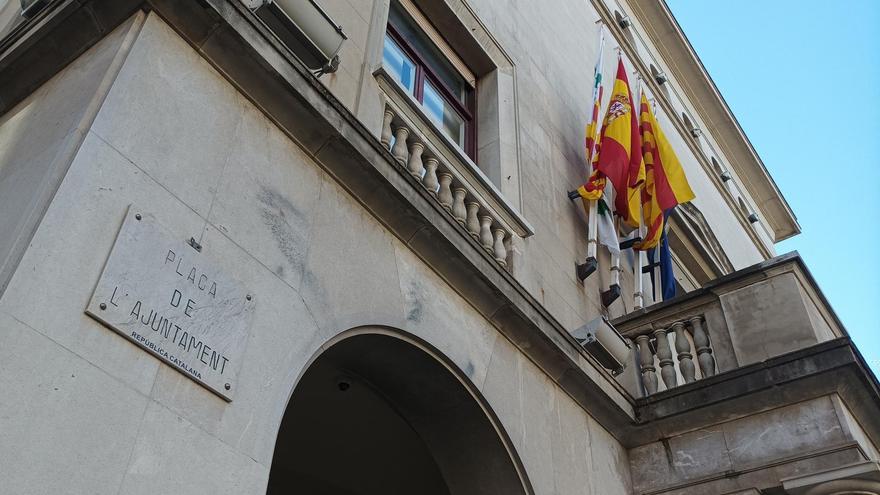 El rètol modificat de la plaça de l'Ajuntament de Figueres.