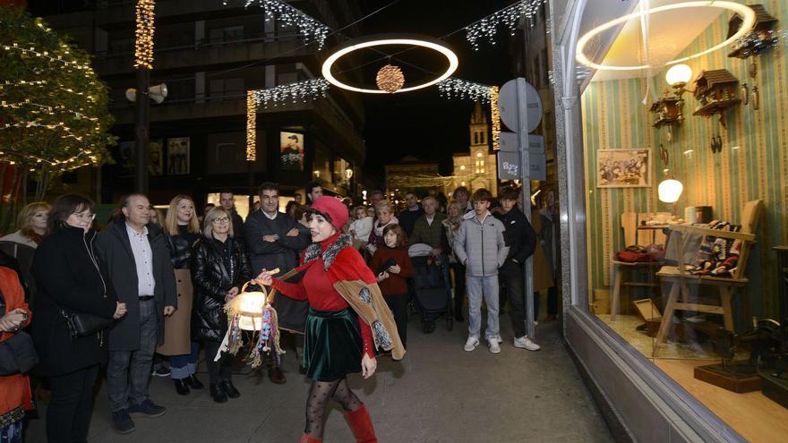 Cristina Collazo, ante el escaparate «O salón de Odila», en la rúa Colón.