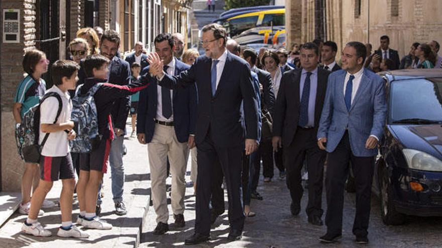 Mariano Rajoy saluda a unos escolares en su recorrido por el centro de Antequera.