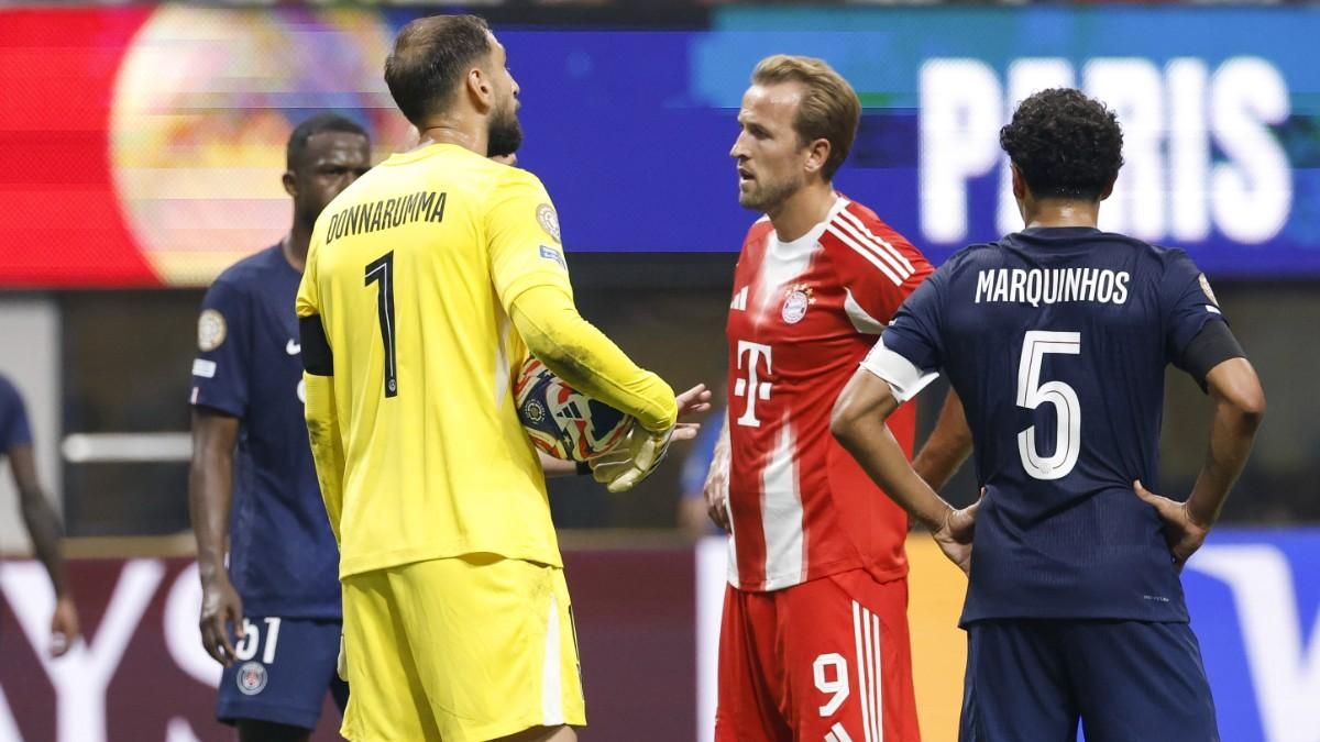 Donnarumma charla con Harry Kane